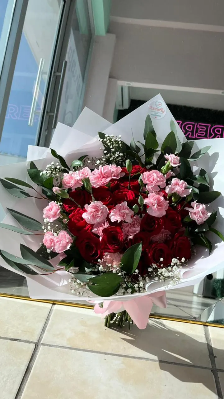 Ramo de Rosas y Claveles